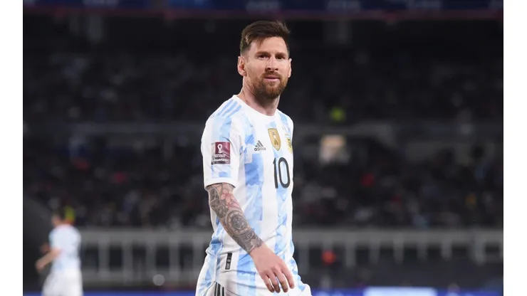 Messi no puede creer el insólito gol en contra que hizo Pezzella. (Getty)