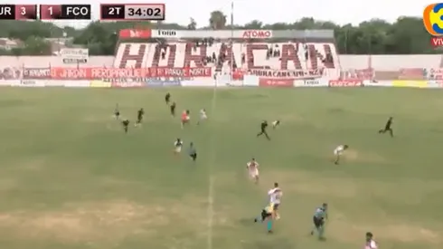 Mauricio Romero, DT de Ferro de General Pico, fue baleado en pleno partido ante Huracán Las Heras. (Foto: TV Pública de La Pampa)