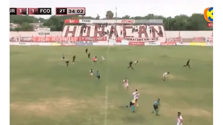 Mauricio Romero, DT de Ferro de General Pico, fue baleado en pleno partido ante Huracán Las Heras. (Foto: TV Pública de La Pampa)