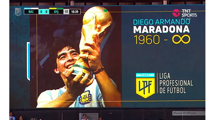 En el partido entre Racing y Defensa y Justicia homenajearon a Maradona. (TNT Sports)
