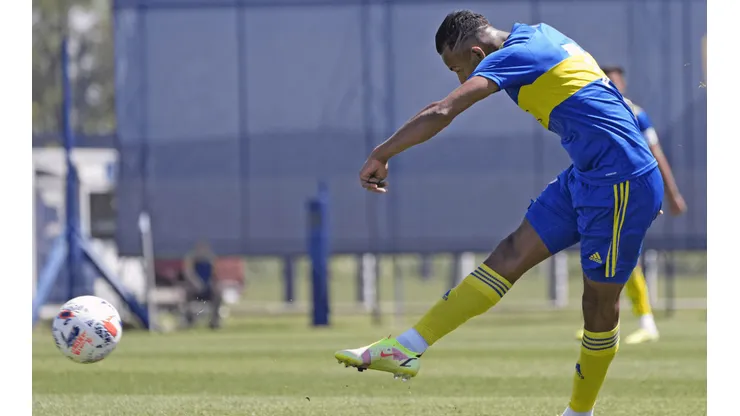 Villa convirtió un golazo en su regreso.