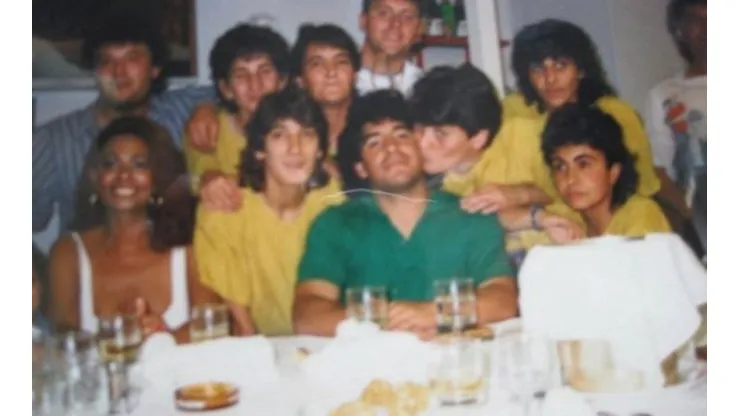 Maradona y el fútbol femenino: cuando fue presidente honorario de un equipo "azul y oro"