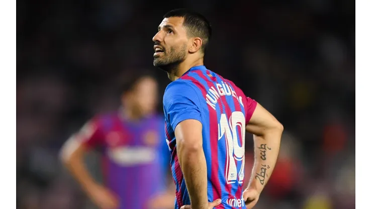 No puede solo: la titularidad del Kun no alcanzó para mejorar el funcionamiento del Barca.