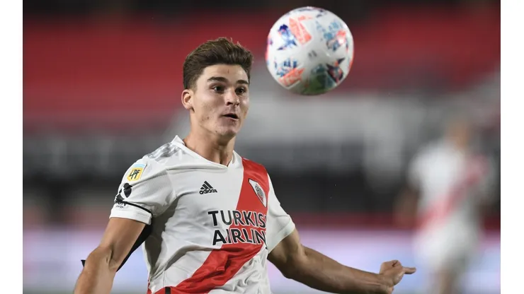 Julián Álvarez recibió una tremenda patada de Minissale. (Getty)
