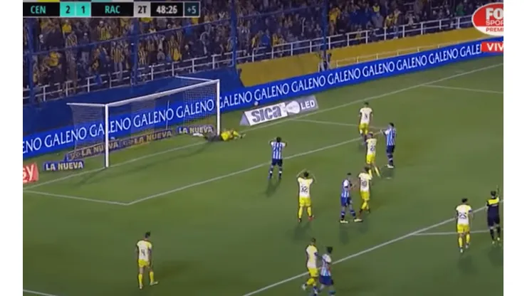 Jorge Broun evitó el empate de Racing, sobre la hora. (Fox Sports Premium)