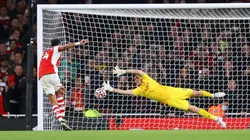 Dibu Martínez volvió a tapar un penal en Aston Villa. (Getty)