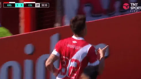 Nicolás Reniero, de taco, amplió el marcador para Argentinos Juniors. (TNT Sports)