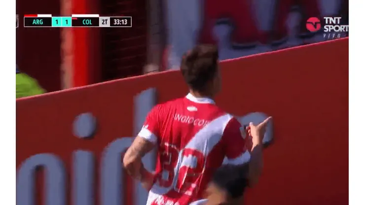 Nicolás Reniero, de taco, amplió el marcador para Argentinos Juniors. (TNT Sports)