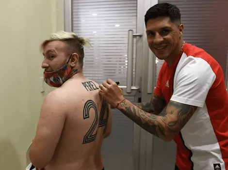 Furor en Córdoba: ¡se tatuó la camiseta de Enzo Pérez y él se la firmó!