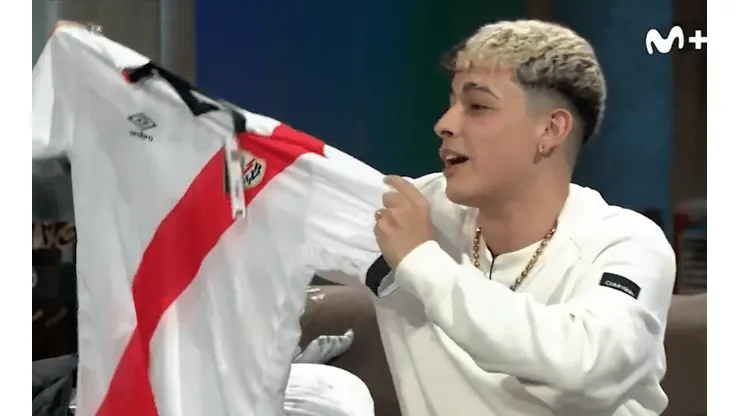 La reacción de Trueno al recibir una camiseta del Rayo Vallecano: "Si vuelvo con esto al barrio..."