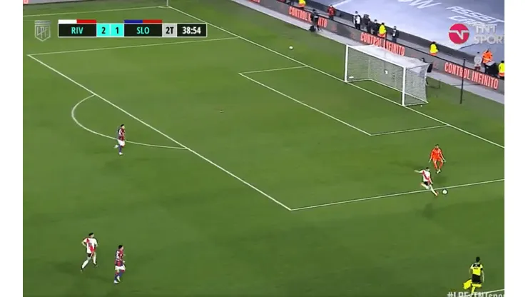 Torrico tardó en salir y Álvarez aprovechó para meter su hat-trick