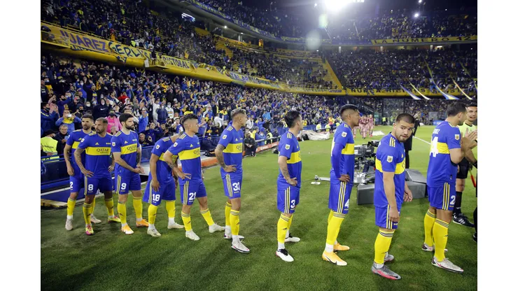 BUENOS AIRES, ARGENTINA - OCTOBER 09: Players of Boca Juniors wait at the field before a match between Boca Juniors and Lanus as part of Torneo Liga Profesional 2021 at Estadio Alberto J. Armando on October 9, 2021 in Buenos Aires, Argentina. (Photo by Daniel Jayo/Getty Images)