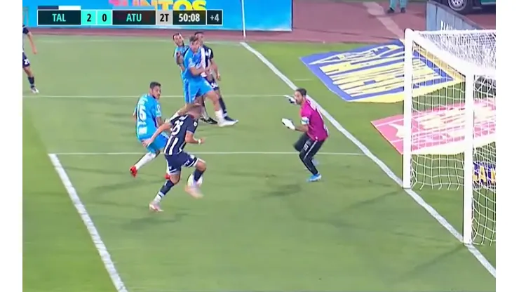 Retegui erró un gol imposible.