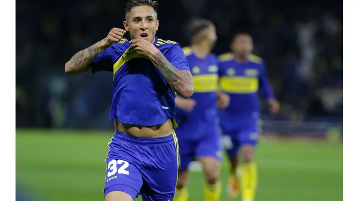 Agustín Almendra le regaló su pantalón a un nenito de Boca. (Getty)