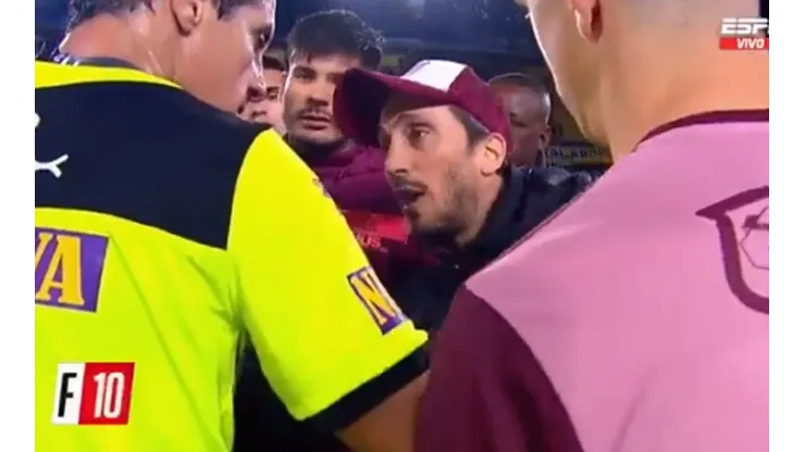 Zubeldía, enojado con el árbitro Echavarría.