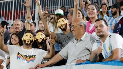 Hinchas de la Selección Argentina con caretas de Lionel Messi (Foto: Getty Images)