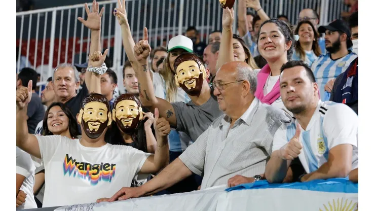 Hinchas de la Selección Argentina con caretas de Lionel Messi (Foto: Getty Images)