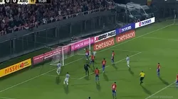 VIDEO: milagrosa salvada en la línea en el arranque del partido