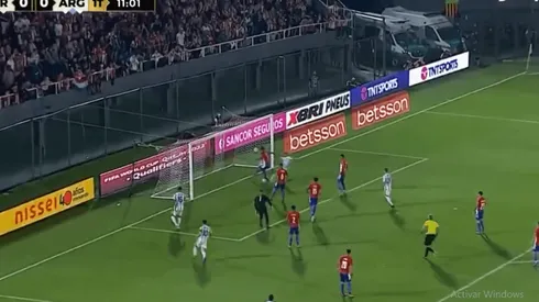 VIDEO: milagrosa salvada en la línea en el arranque del partido