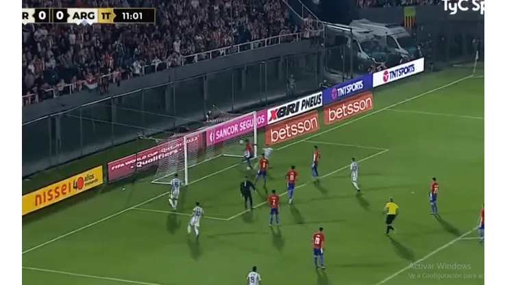 VIDEO: milagrosa salvada en la línea en el arranque del partido