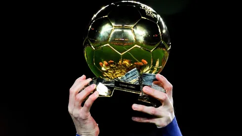Lionel Messi levantando el trofeo del Balón de Oro (Foto: Getty Images)