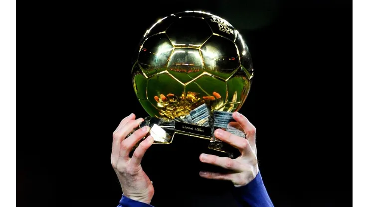 Lionel Messi levantando el trofeo del Balón de Oro (Foto: Getty Images)