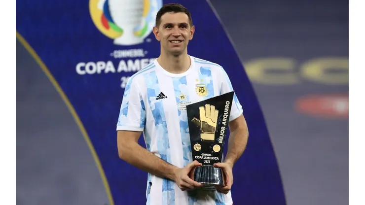 Dibu Martínez, nominado al mejor arquero del mundo.