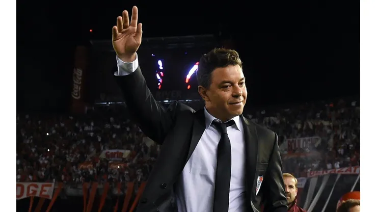 Marcelo Gallardo saludando a los hinchas de River en el Estadio Monumental (Foto: Getty Images)