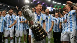 Lionel Messi con el trofeo de la Copa América 2021 en sus brazos (Foto: Getty Images)
