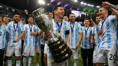 Lionel Messi con el trofeo de la Copa América 2021 en sus brazos (Foto: Getty Images)