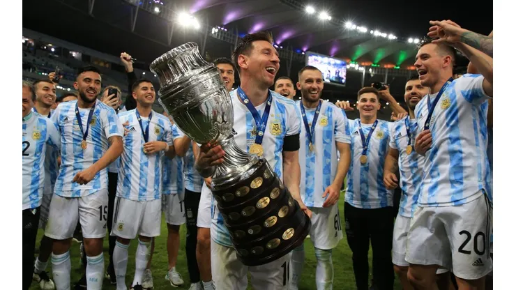 Lionel Messi con el trofeo de la Copa América 2021 en sus brazos (Foto: Getty Images)
