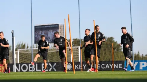 La Selección Argentina entrena de cara a una nueva triple fecha de las Eliminatorias Conmebol. (Foto: Twitter oficial de la Selección Argentina).