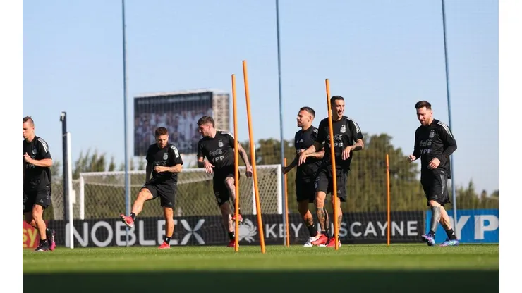 La Selección Argentina entrena de cara a una nueva triple fecha de las Eliminatorias Conmebol. (Foto: Twitter oficial de la Selección Argentina).