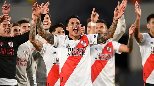 VIDEO: el gesto de Enzo Pérez a Julián Álvarez en pleno Superclásico