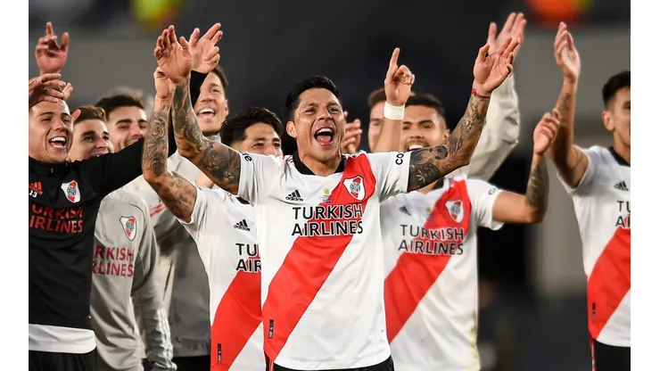 VIDEO: el gesto de Enzo Pérez a Julián Álvarez en pleno Superclásico