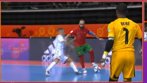 VIDEO: La insólita expulsión de Borruto por pegarle un piña a un rival en la final del Mundial de Futsal
