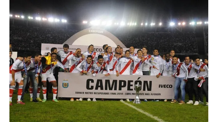 Urribarri fue campeón con River en el Torneo Final 2014.