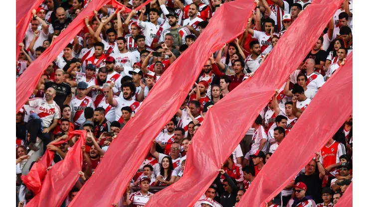 Los hinchas de River festejan su día.