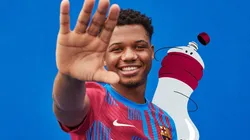 Ansu Fati vistiendo la nueva camiseta de Barcelona.