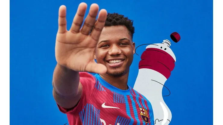 Ansu Fati vistiendo la nueva camiseta de Barcelona.