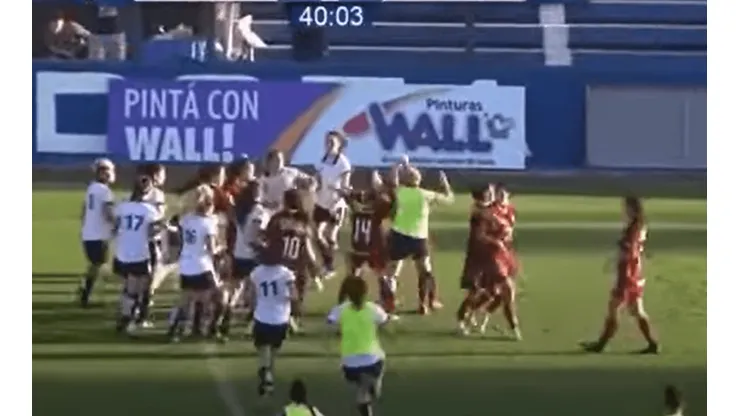 VIDEO: tremenda batalla campal en un partido de fútbol femenino
