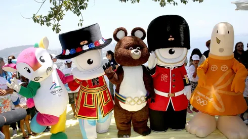 Friends of Rio 2016 – Mascots from Moscow, Athens, Beijing and London Olympic Games Visit the Sugarloaf Mountain