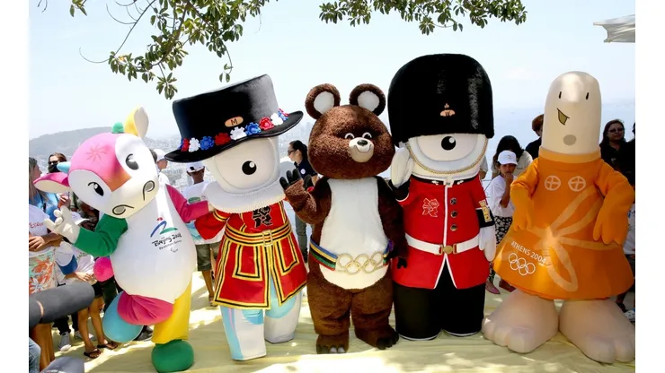 Friends of Rio 2016 - Mascots from Moscow, Athens, Beijing and London Olympic Games Visit the Sugarloaf Mountain