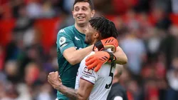 Dibu Martínez la rompió ante Manchester United.