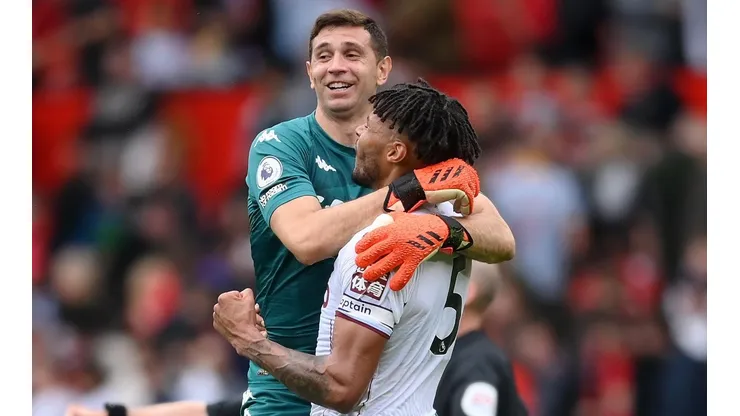 Dibu Martínez la rompió ante Manchester United.