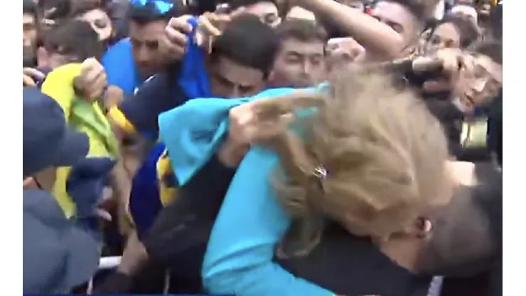 Riquelme alzó a una señora y se llevó una ovación de todos en Santiago del Estero
