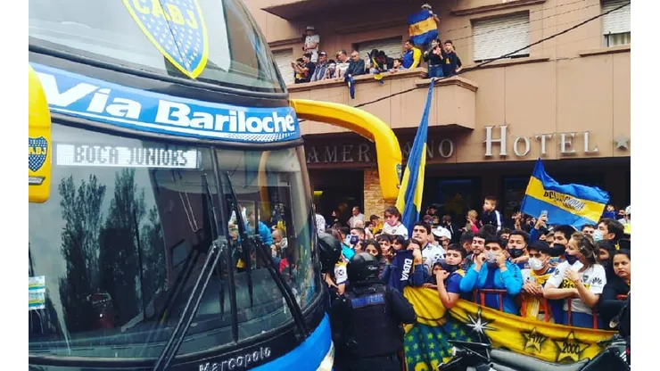 VIDEO: el impresionante recibimiento al plantel de Boca en Santiago del Estero