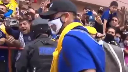 Insólito: Marcos Rojo se sacó el barbijo que tenía puesto y se lo regaló a un nene