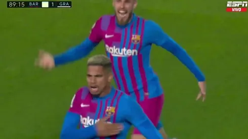 VIDEO: Araujo salvó al Barcelona con un enorme cabezazo