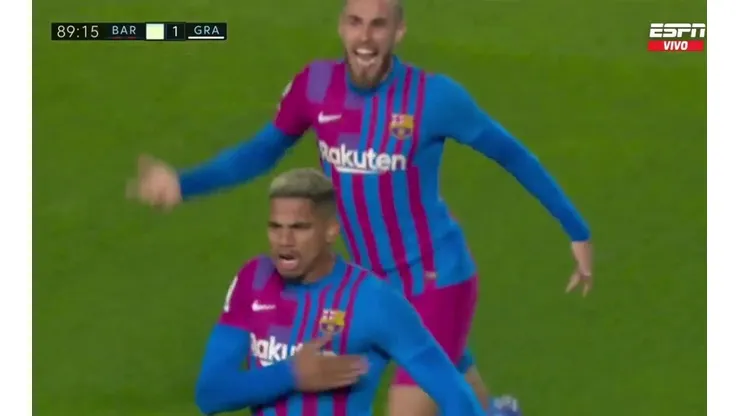 VIDEO: Araujo salvó al Barcelona con un enorme cabezazo